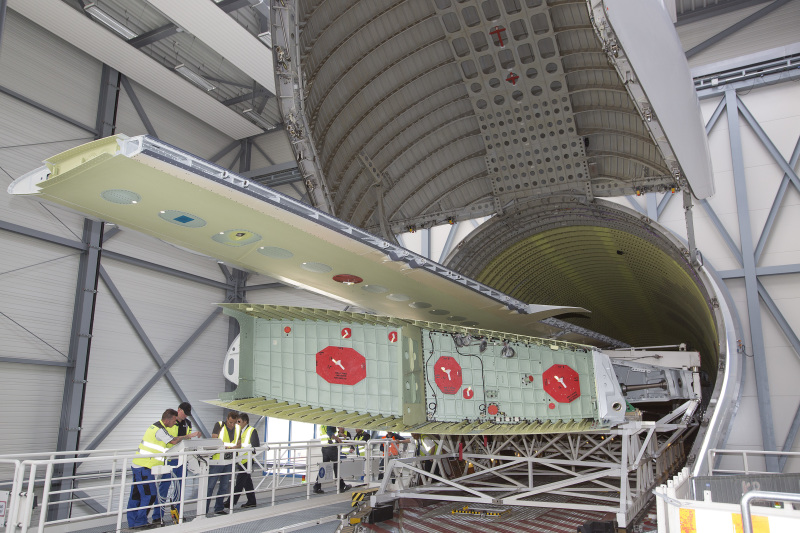 Verladung der im Airbus-Werk Bremen gefertigten Flügel für die Weiterverarbeitung in Toulouse