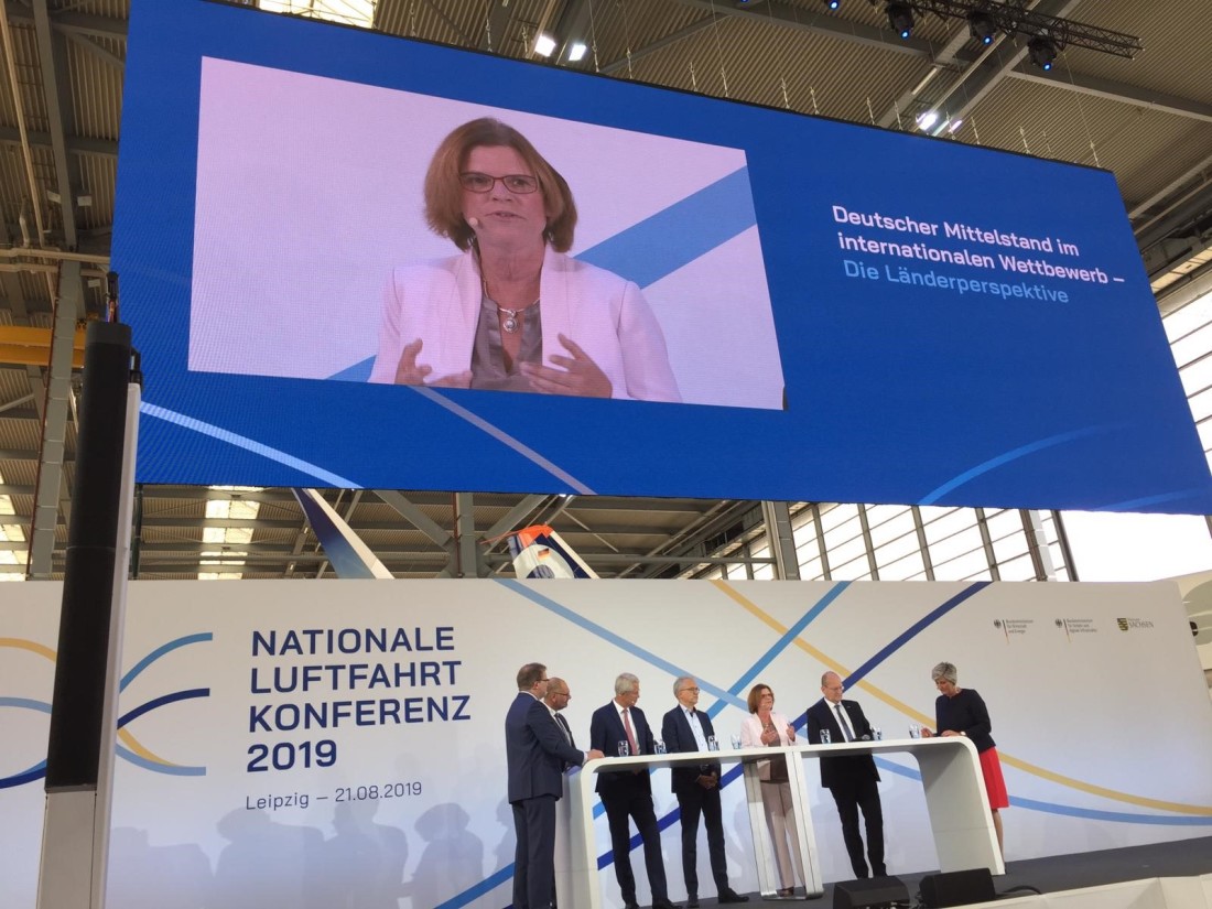 Senatorin Kristina Vogt spricht auf dem Podium der Nationalen Luftfahrtkonferenz 2019