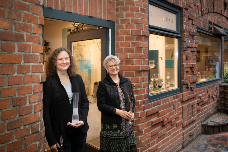 Zusammen mit der Glasgraveurin Angela Dödtmann betreibt Borgardt in der Böttcherstraße einen Laden. Dort verkaufen sie ihre Produkte, erledigen kleinere Arbeiten und lassen sich dabei über die Schulter schauen.