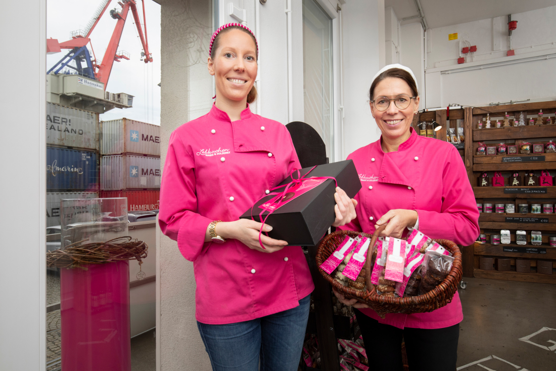 Britta Coldewey und ihre Tochter Alexandra präsentieren Produkte im Verkaufsraum der gläsernen Manufaktur in der Überseestadt. 