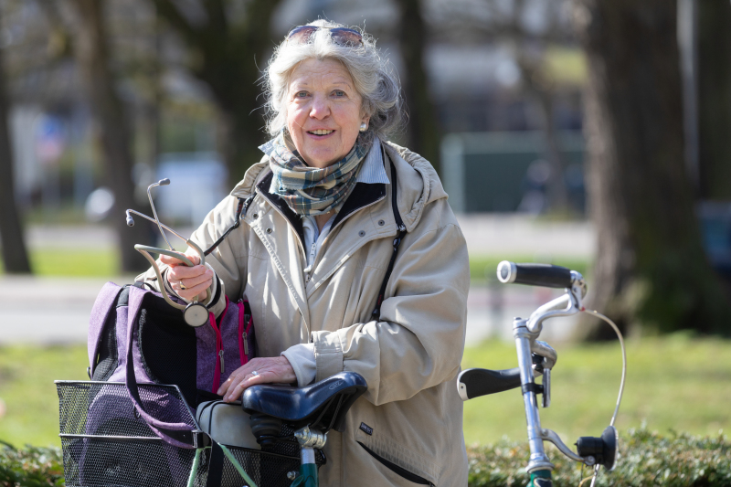 Gabriele Steinbach fährt jeden Mittwoch mit ihrem Fahrrad und ihrem Rucksack voller medizinischer Materialien die Innenstadt ab, um Obdachlose ärztlich zu versorgen.