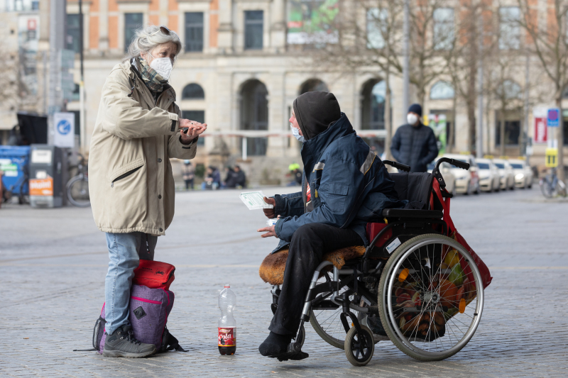 Gabriele Steinbach gibt dem Obdachlosen Timo Verbandsmaterial für seine Wunde am Bein. Sie ist in der Szene eine Institution.