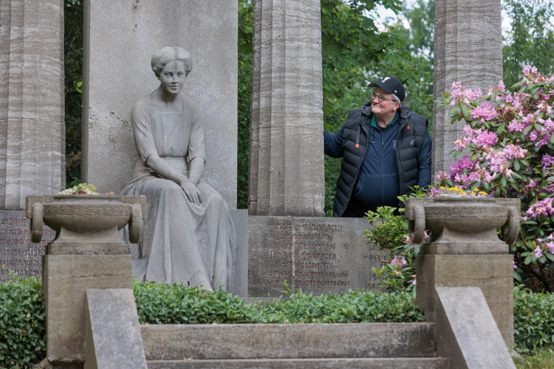 Schauspielerin Christine Renken führt als „Hein Looper“ über den Riensberger Friedhof. 