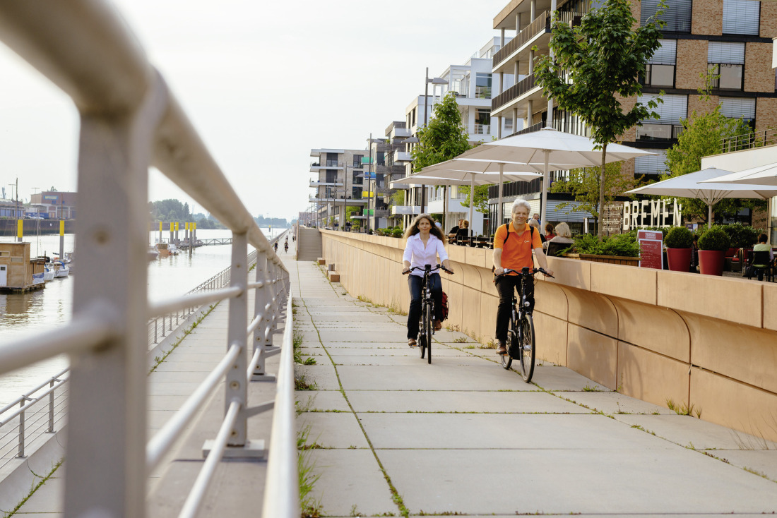 Fahrradfahrer in der Überseestadt