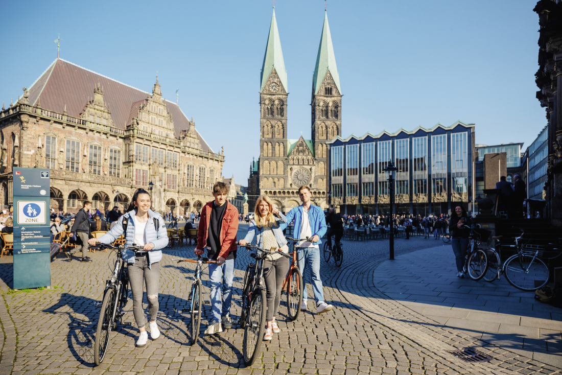 Menschen mit Fahrrad auf dem Bremer Marktplatz