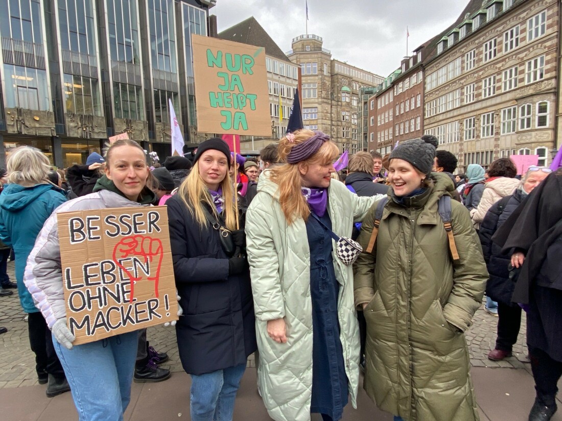 Mehrere Frauen stehen vor der Bremischen Bürgerschaft mit Plakaten