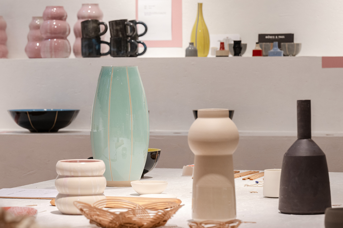 Handgefertigte Vasen, Tassen und Schalen aus Keramik in verschiedenen Farben.