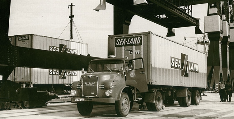 Ein Container der amerikanischen SeaLand-Reederei wird im Bremer Überseehafen auf einen Lkw geladen