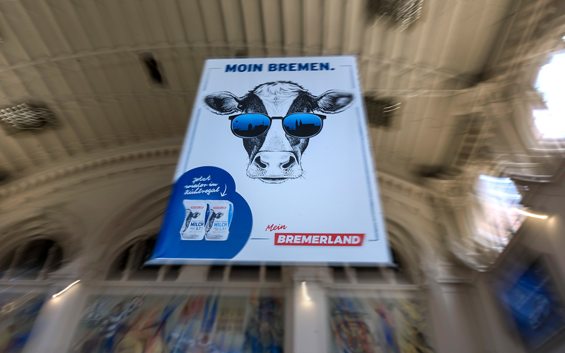 Mit großformatiger Werbung wie hier im Hauptbahnhof Bremen wirbt das DMK für die Marke "Bremerland"