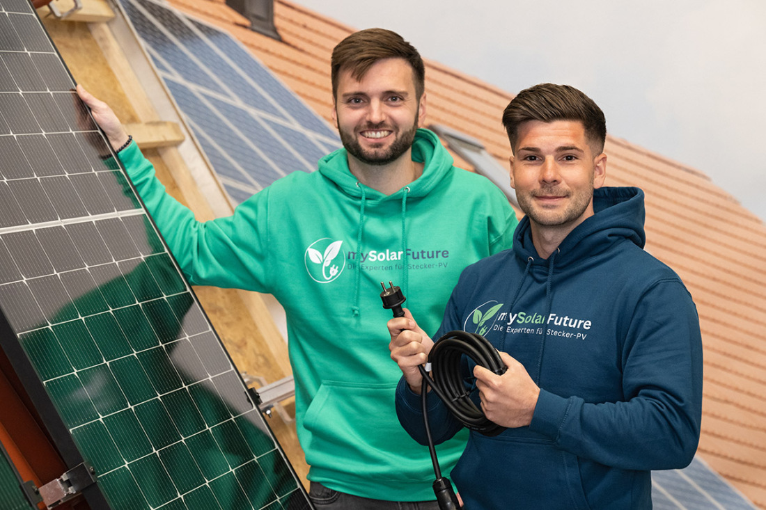 Zwei Gründer vor einem Solarpaneel