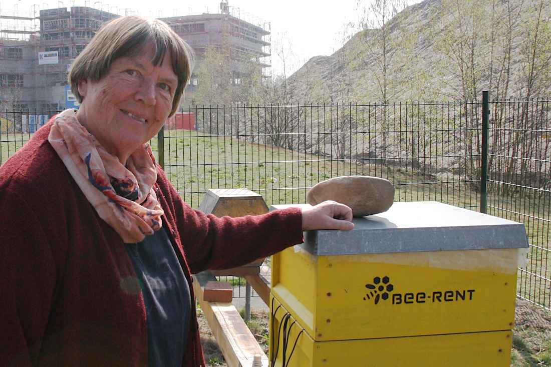 Dorothea Brückner on the hives of the Bremen start-up Bee Rent. 