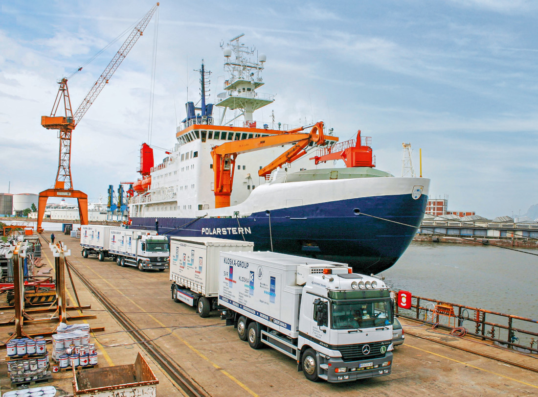 Ausrüstung für eine lange Reise: Kloska-LKW vor der Polarstern