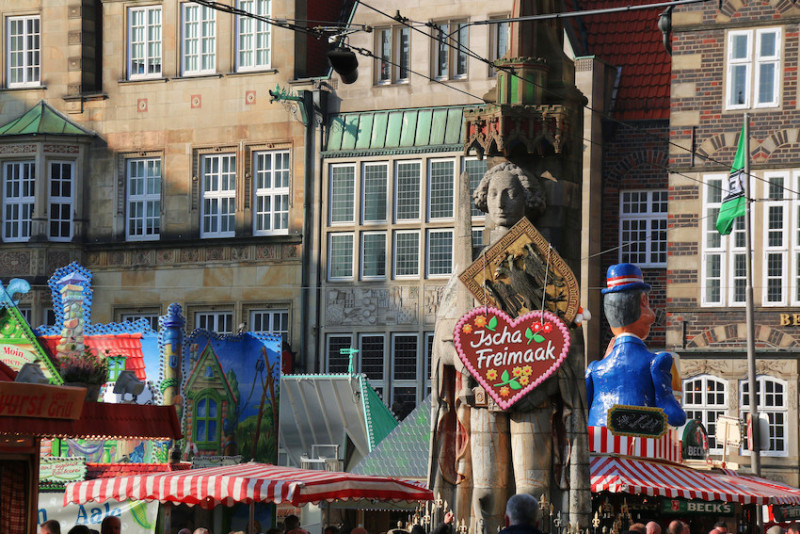 Roland statue on Bremen’s market square wearing a special gingerbread heart