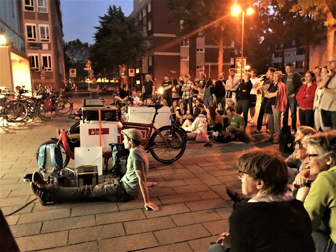 The cargo bike becomes a cinema: as featured in the popular "Night Rides" film in Bremen