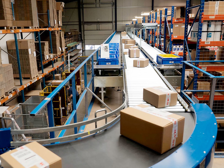 Packages on a conveyor belt in a warehouse