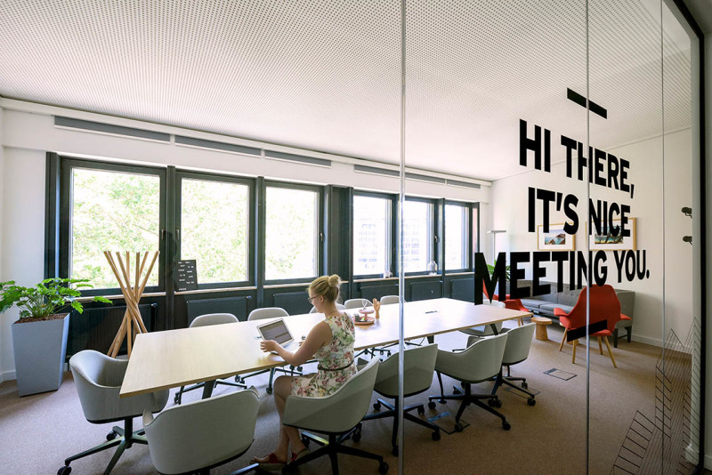 In addition to offices and workplaces, meeting rooms are also part of the Spaces offer.