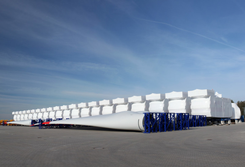 Ready for loading: nacelles and rotor blades in Bremerhaven. 