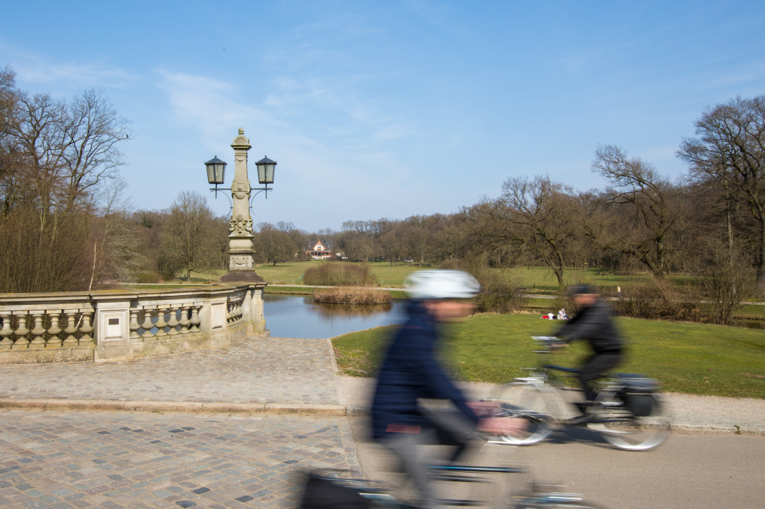 Fahrradfahrer auf der Melcherbrücke im Bürgerpark