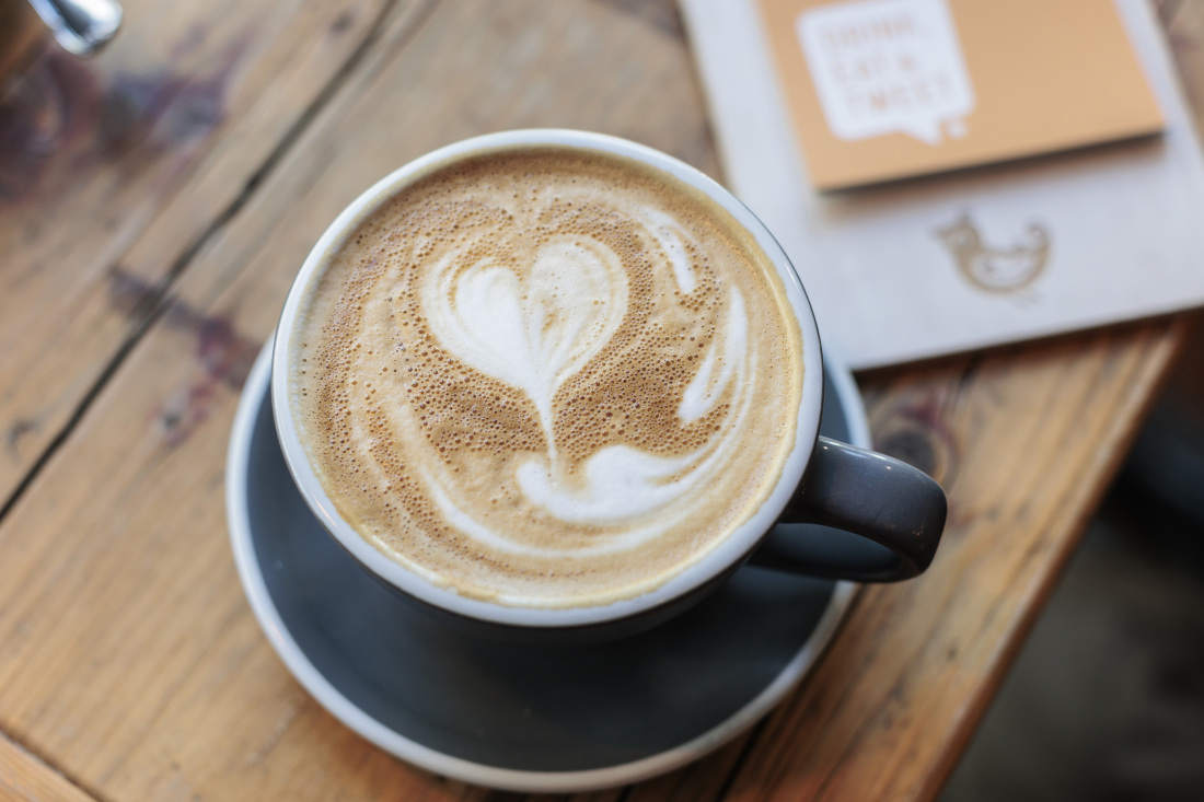 Spezialitätenkaffee steht nicht nur für eine hohe Qualität der Bohnen, sondern auch für Transparenz der Lieferketten, faire Löhne und ökologisch nachhaltigen Anbau. In Bremen hat er seinen festen Platz gefunden und knüpft an die lange Kaffeetradition in der Hansestadt an. 