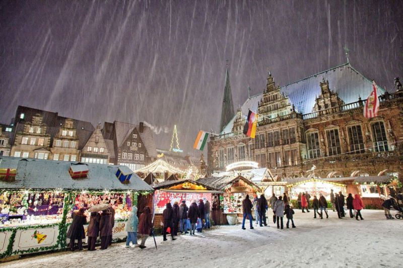 Verschneiter Weihnachtsmarkt auf dem Bremer Marktplatz