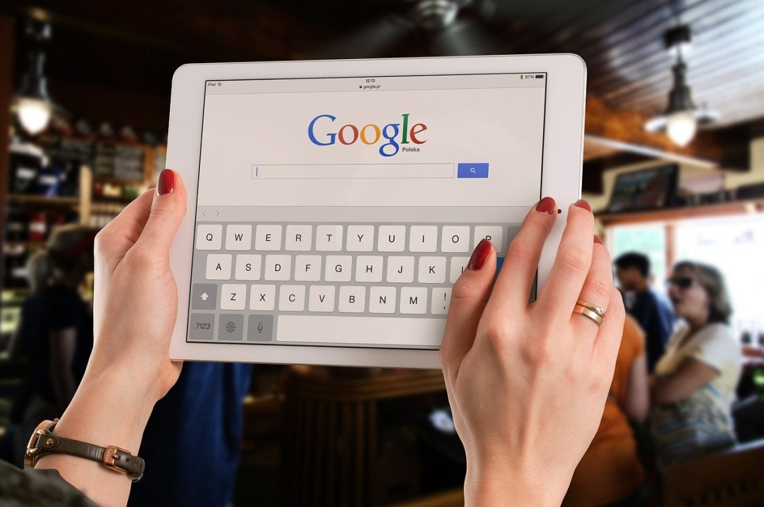 A tablet on which the Google homepage can be seen/ letter Silicon Valley