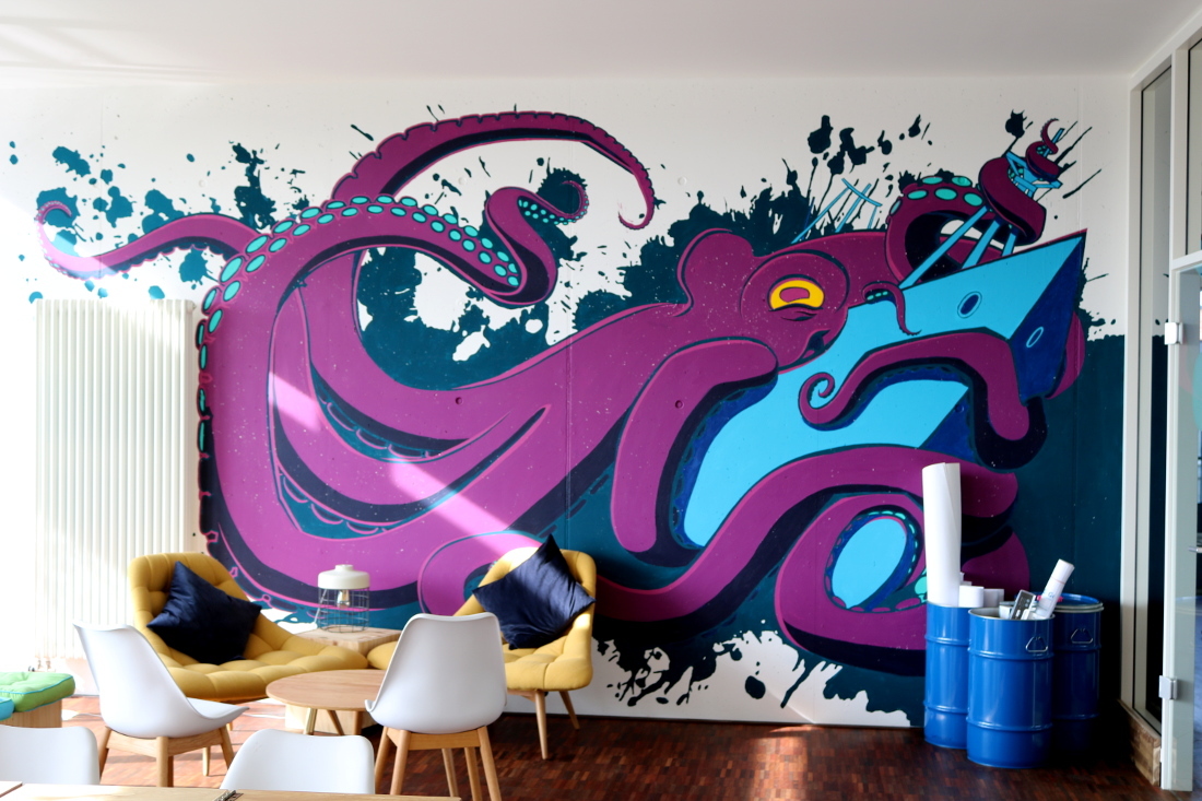 Das großflächiges Graffiti von Bremer Künstlern lockert den Workshopraum auf