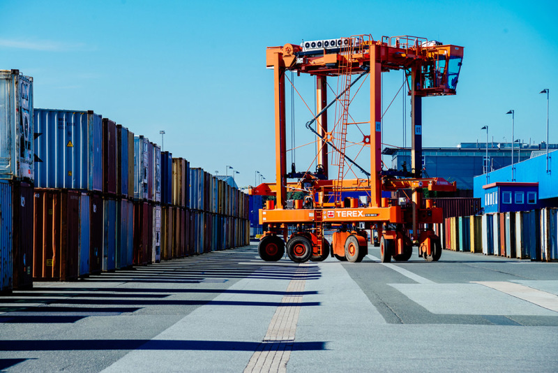 Logistics activity in Bremen never stops – here we see the transhipment of containers