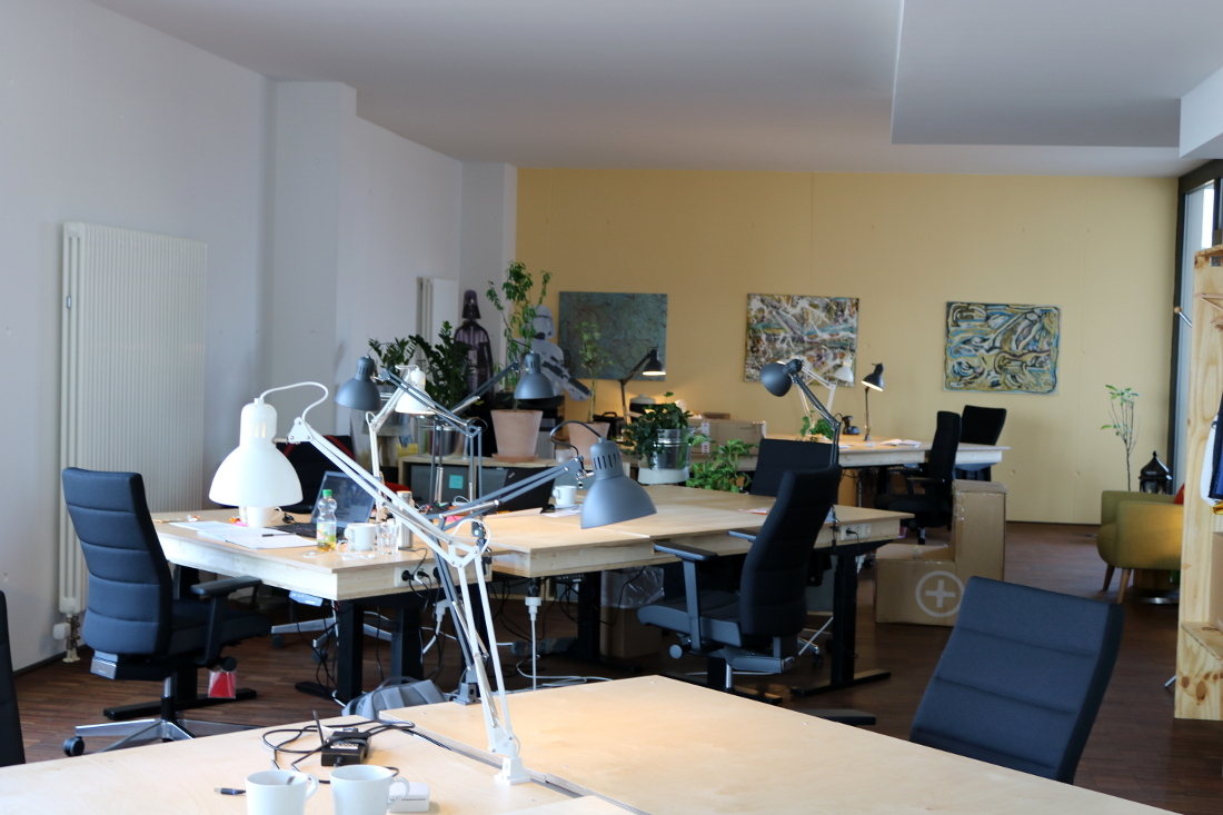 Workspace at Innolab: Doesn't look spectacular, but all desks are self-constructed, height-adjustable and mobile