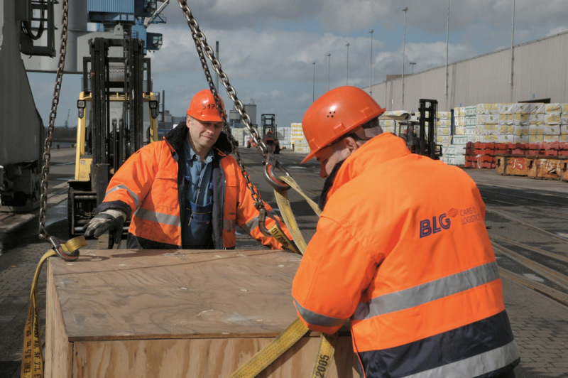 In expert hands – two workers in Neustadt port.
